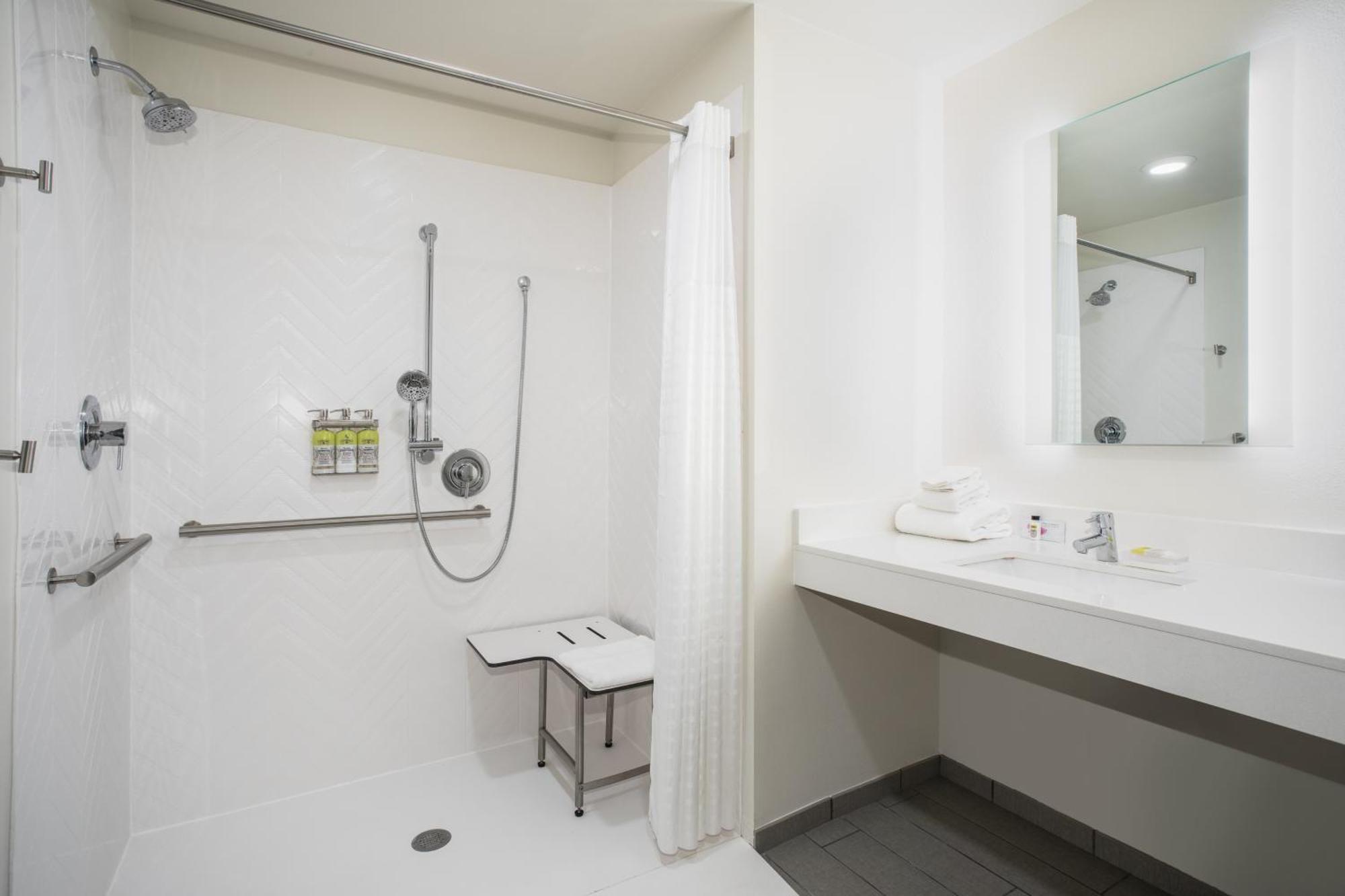 Holiday Inn Glendale - Stadium & Ent Dist By Ihg Bagian luar foto